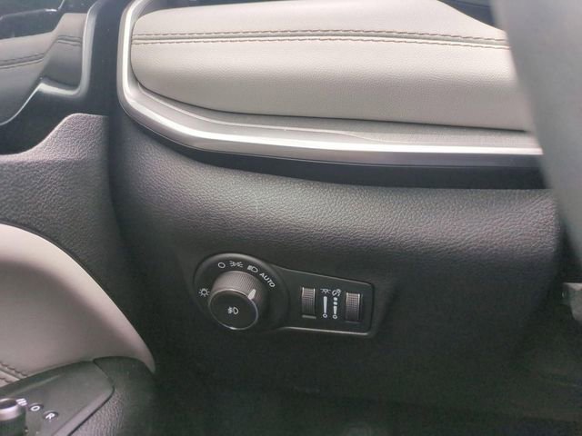 Used 2025 Jeep Compass Limited AWD/4WD image 17
