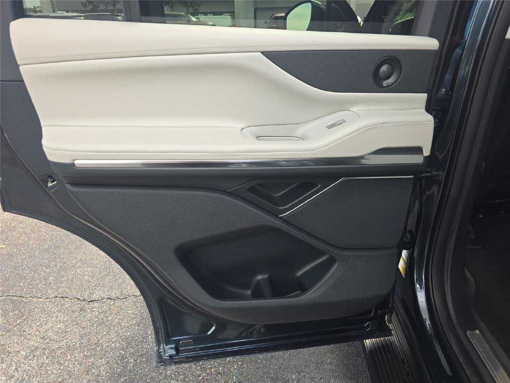 New 2026 Lincoln Navigator Premiere AWD/4WD image 13