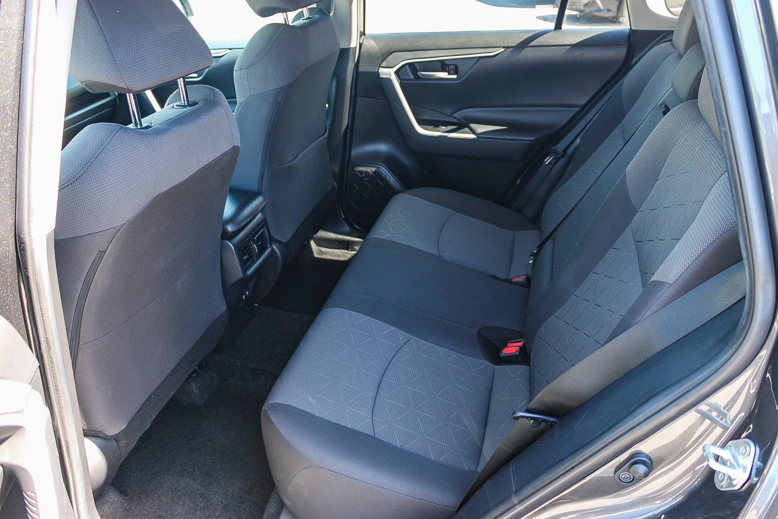 Used 2021 Toyota RAV4 XLE w/ XLE Grade Weather Package AWD/4WD image 19