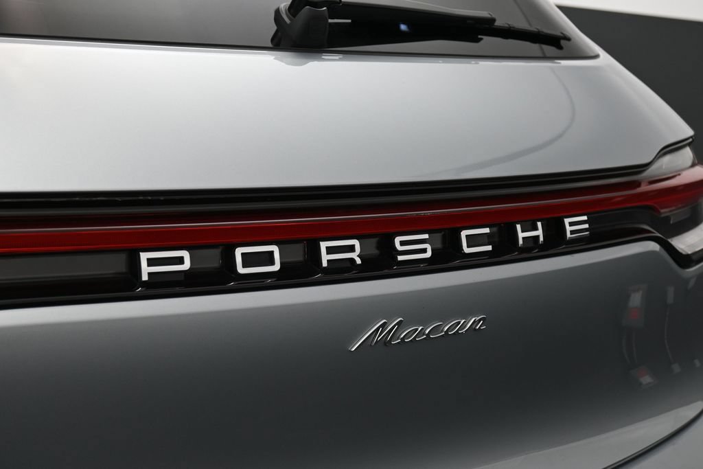 Certified 2025 Porsche Macan AWD/4WD image 14