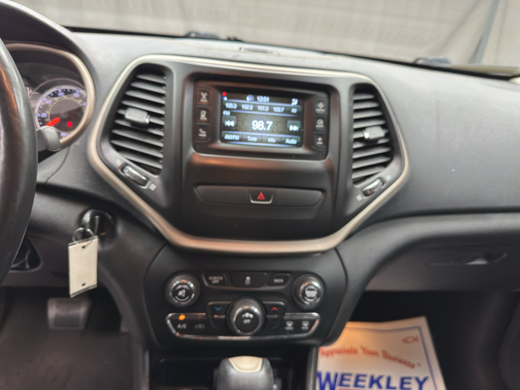 Used 2015 Jeep Cherokee Latitude w/ Cold Weather Group AWD/4WD image 11