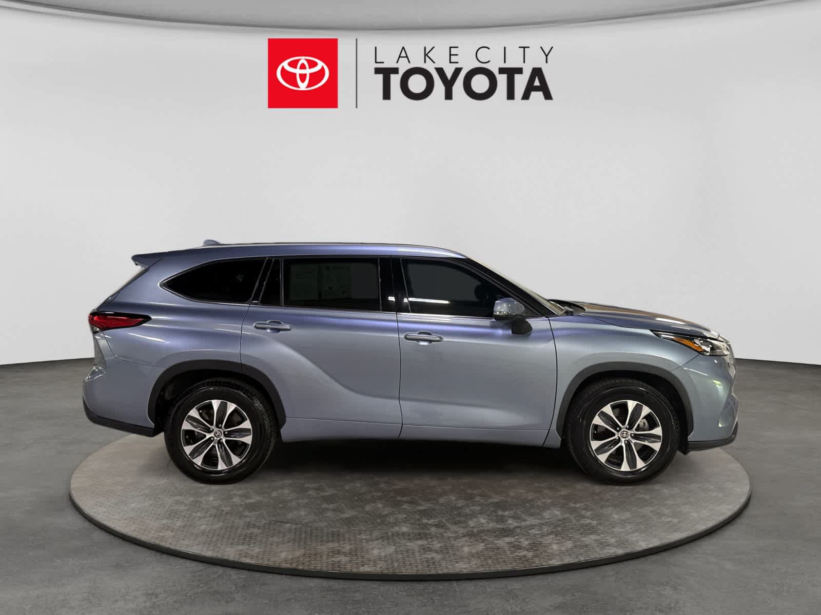 Used 2020 Toyota Highlander XLE FWD image 11