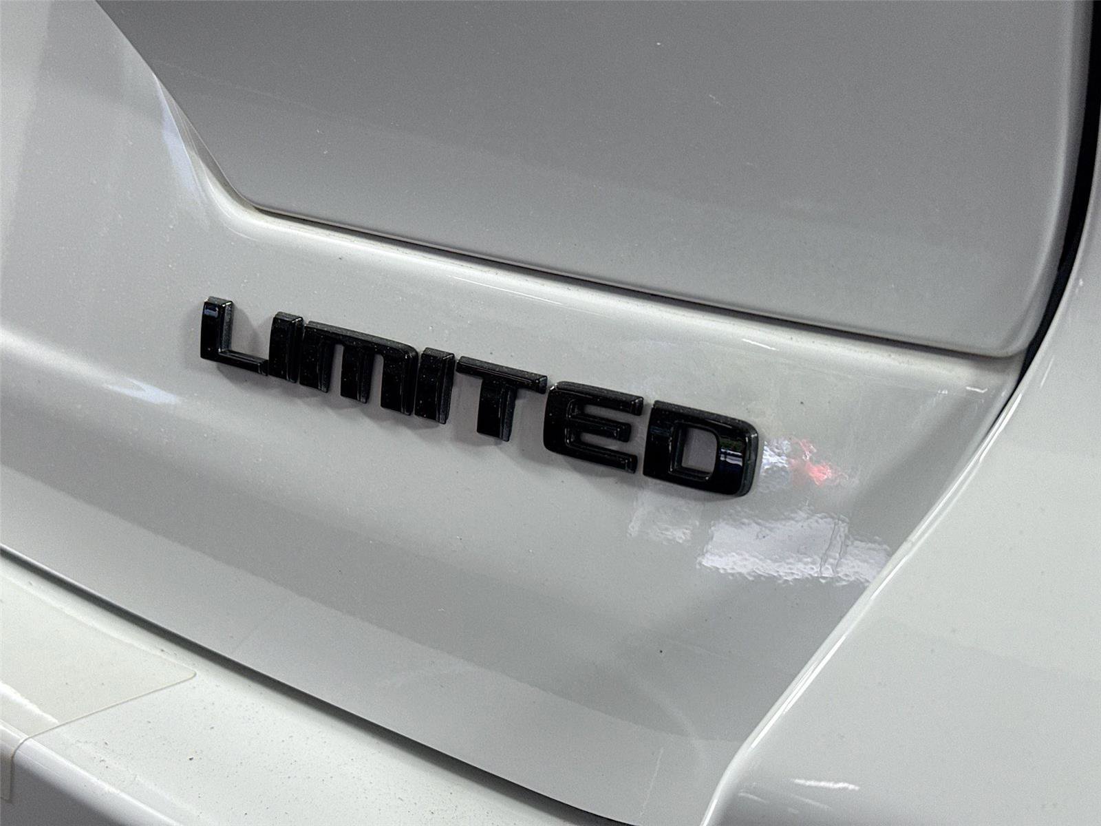 Used 2025 Jeep Grand Cherokee Limited w/ Black Appearance Package RWD image 15
