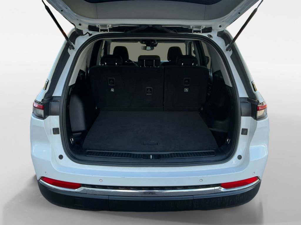 Used 2023 Jeep Grand Cherokee Laredo image 16