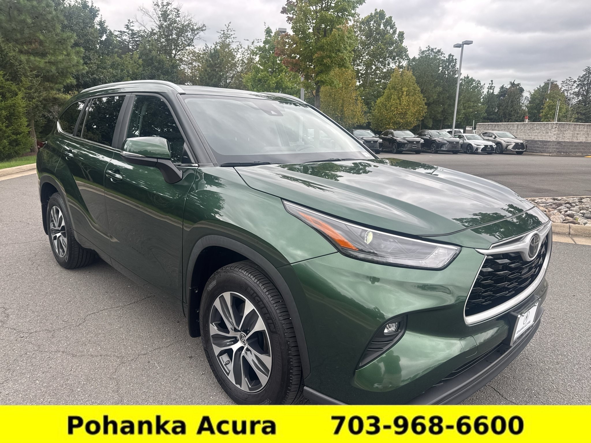 Used 2024 Toyota Highlander XLE AWD/4WD image 1