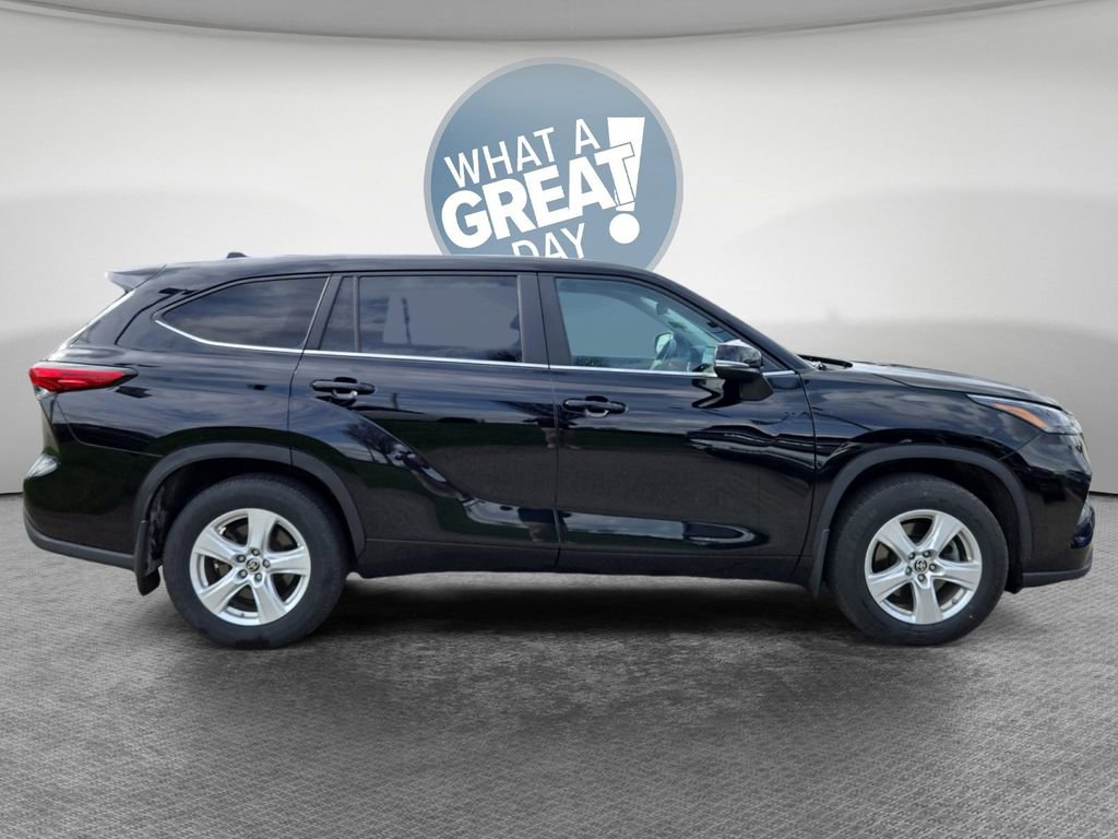 Used 2023 Toyota Highlander LE image 2