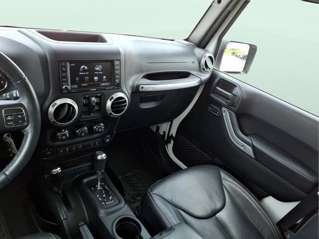 Used 2018 Jeep Wrangler Unlimited Sahara w/ Connectivity Group AWD/4WD image 19
