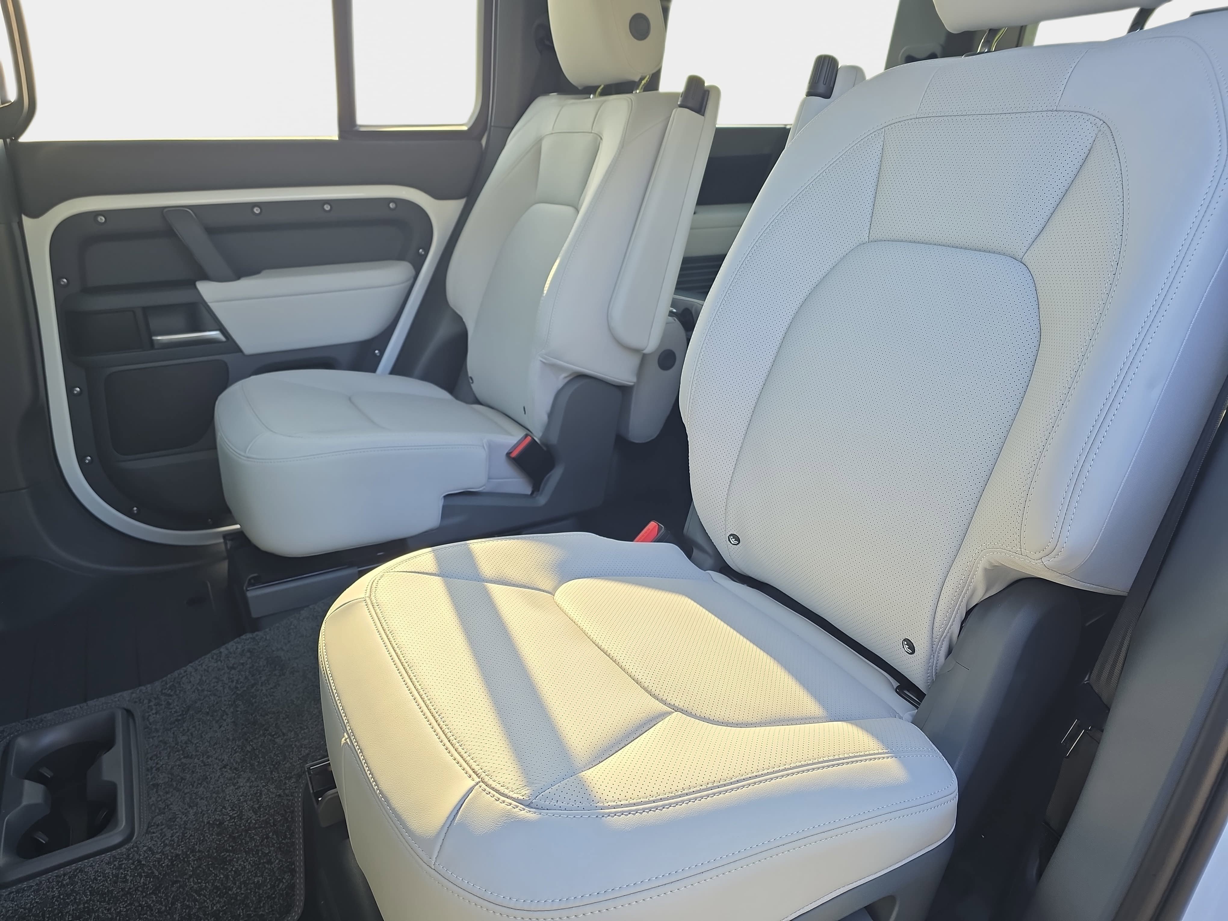 New 2026 Land Rover Defender 130 X-Dynamic SE AWD/4WD image 15