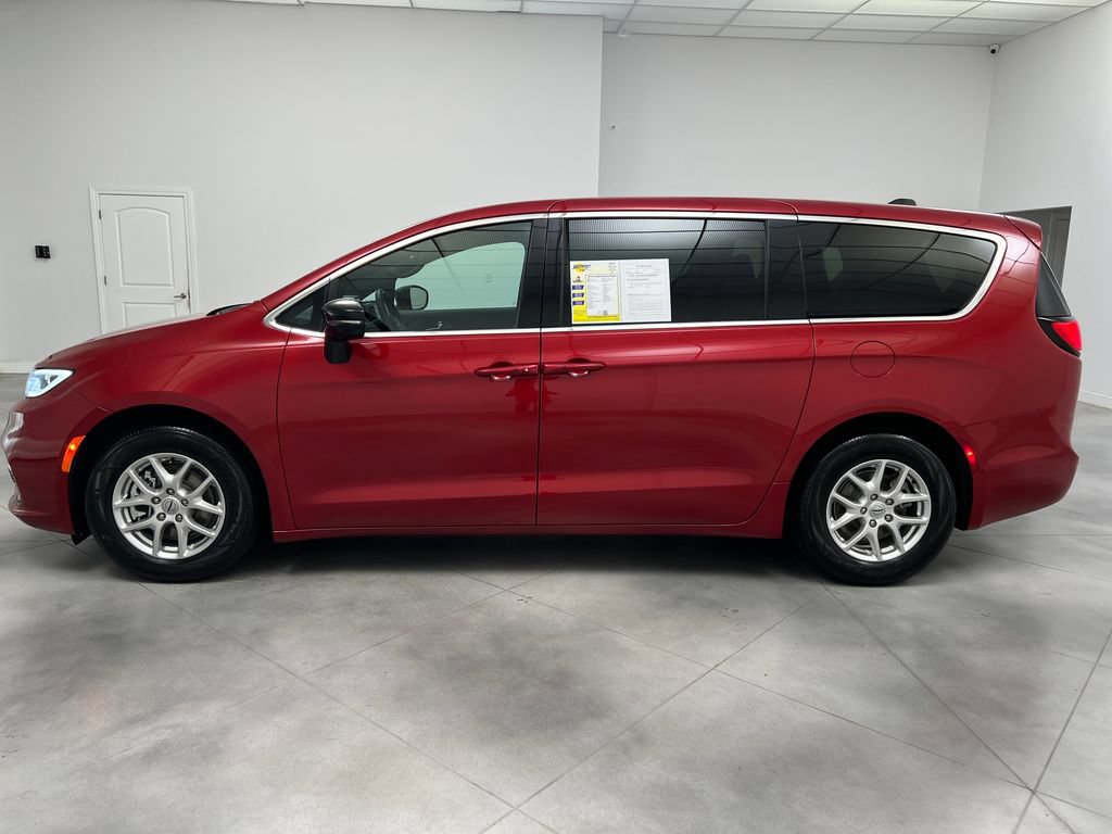 Used 2025 Chrysler Pacifica Select FWD image 5