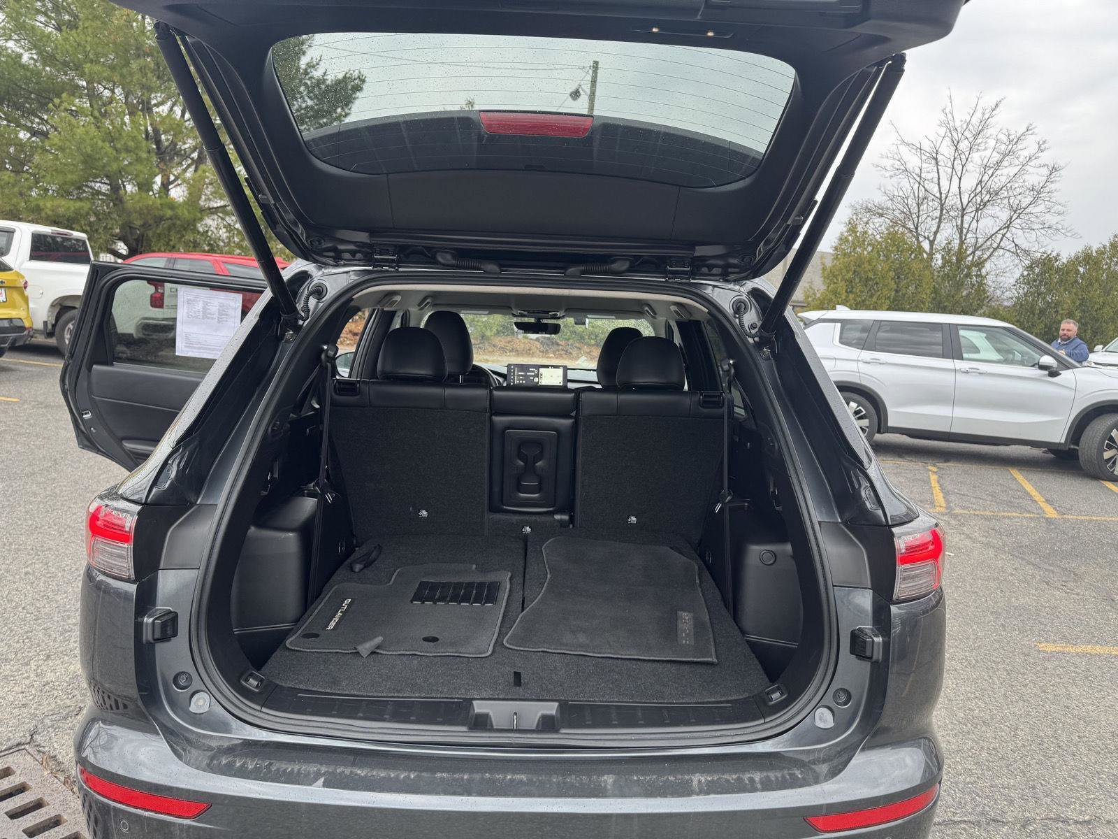 Used 2025 Mitsubishi Outlander SE image 18