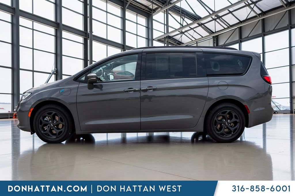 Used 2021 Chrysler Pacifica Touring w/ S Appearance Package FWD image 2
