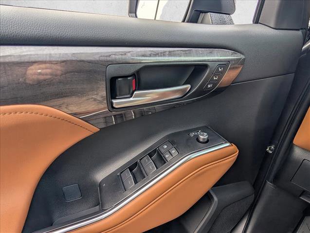 New 2025 Toyota Highlander Platinum image 17