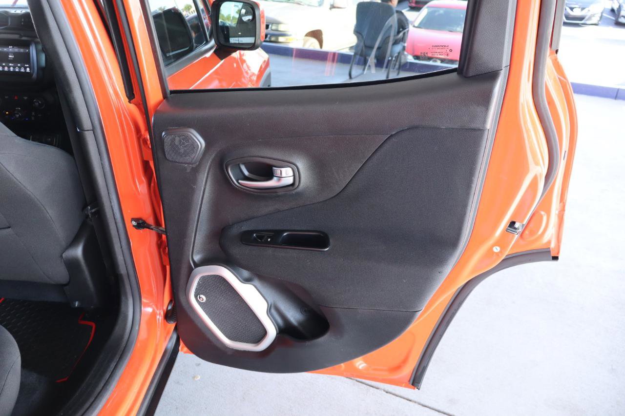 Used 2018 Jeep Renegade Latitude w/ Popular Equipment Group FWD image 32