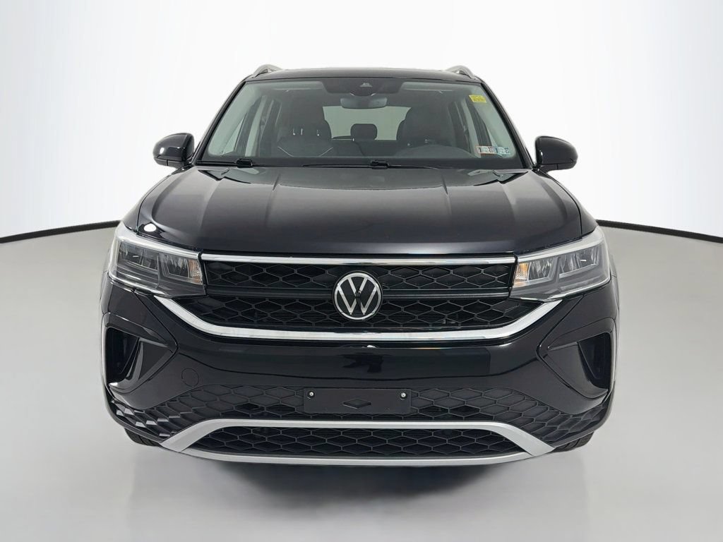 Used 2024 Volkswagen Taos SE AWD/4WD image 2