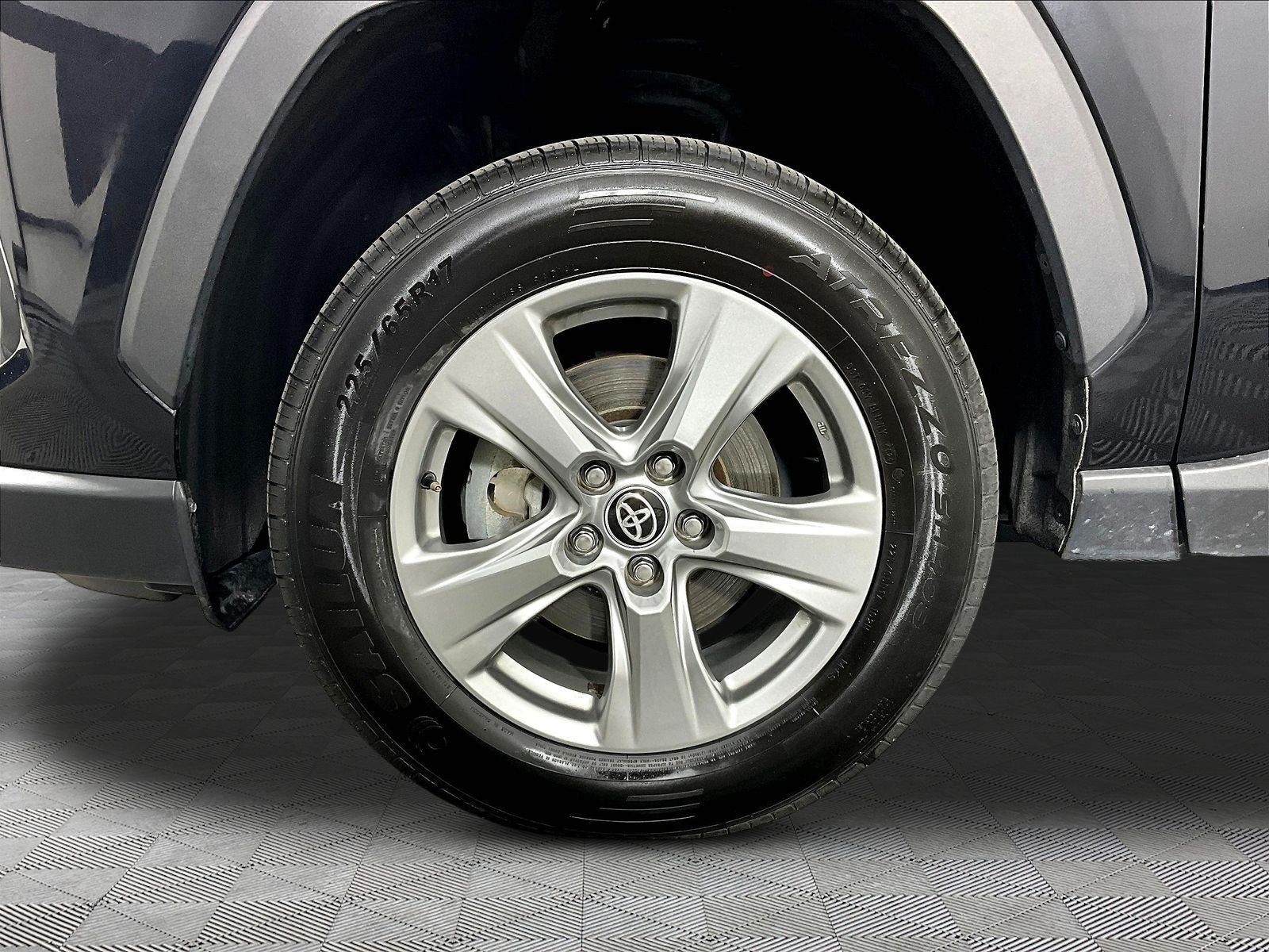 Used 2024 Toyota RAV4 XLE FWD image 33