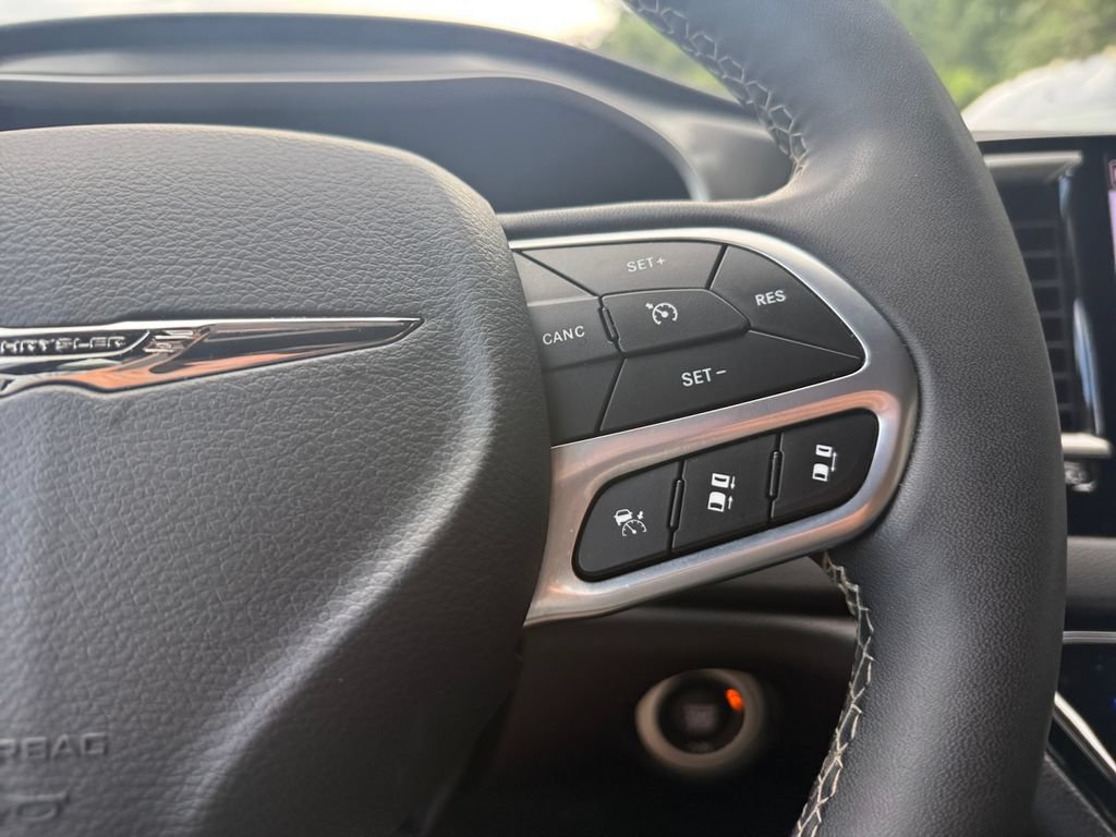 Used 2025 Chrysler Pacifica Select FWD image 22