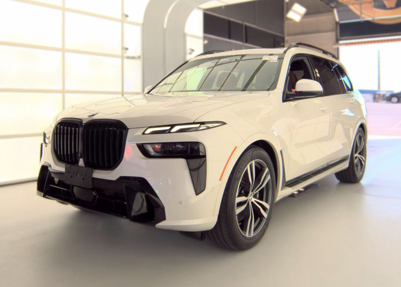 Used 2025 BMW X7 xDrive40i w/ M Sport Package AWD/4WD image 3