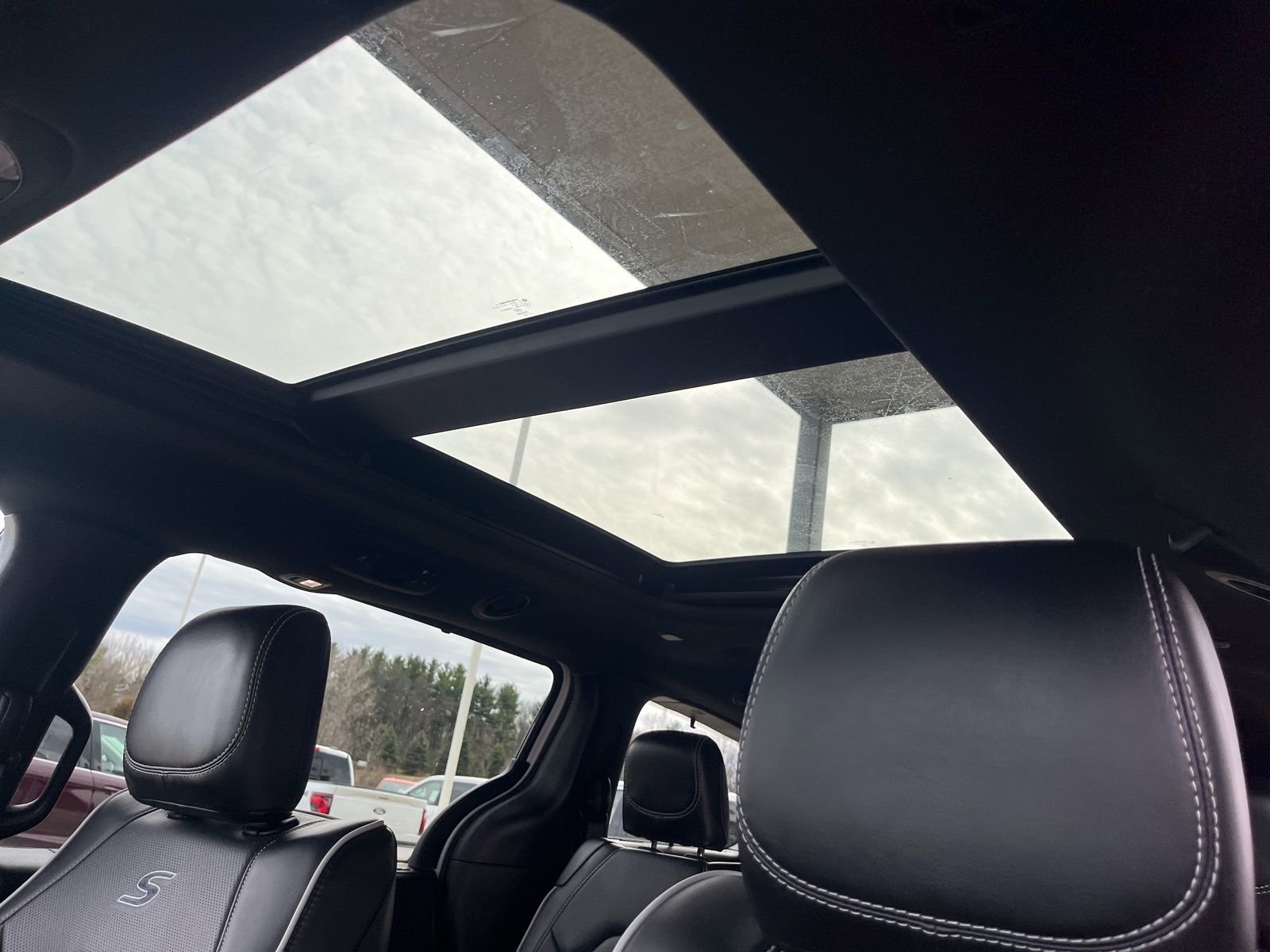 Used 2025 Chrysler Pacifica Limited image 13