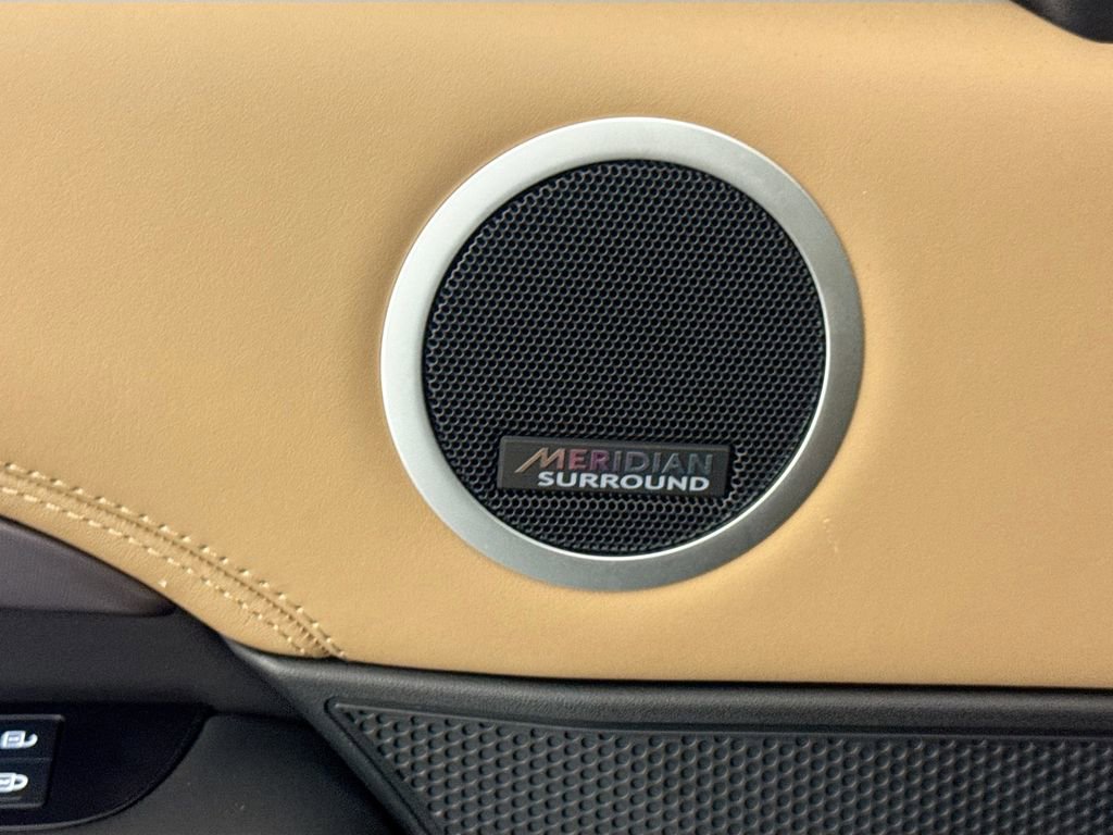 Certified 2025 Land Rover Discovery Metropolitan Edition image 18