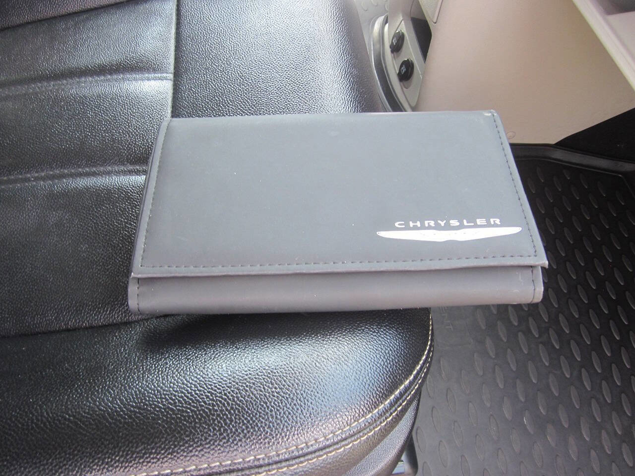 Used 2015 Chrysler Town & Country Touring FWD image 18