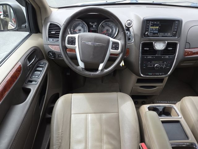 Used 2015 Chrysler Town & Country Touring FWD image 25