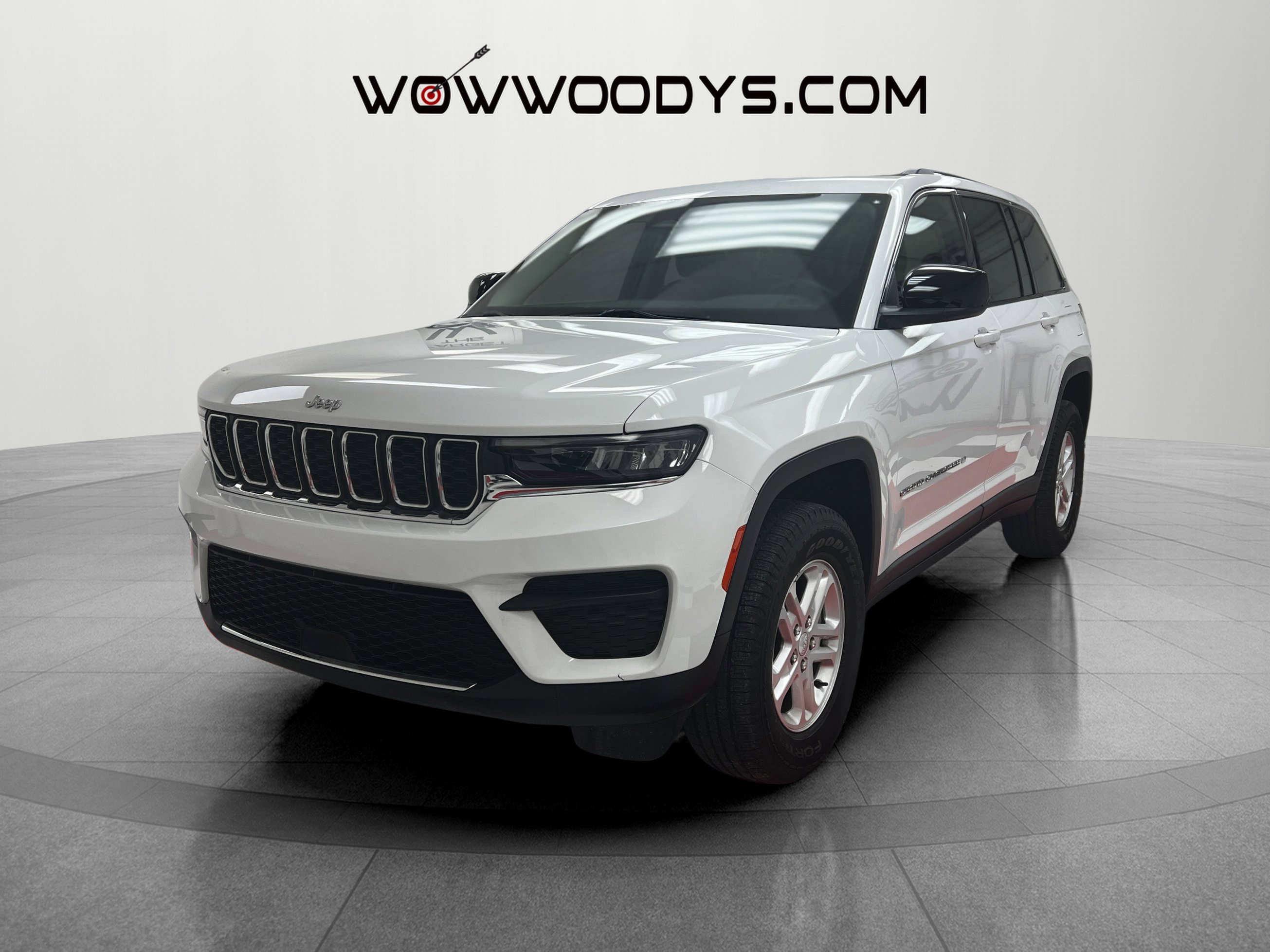 Used 2024 Jeep Grand Cherokee Laredo image 2