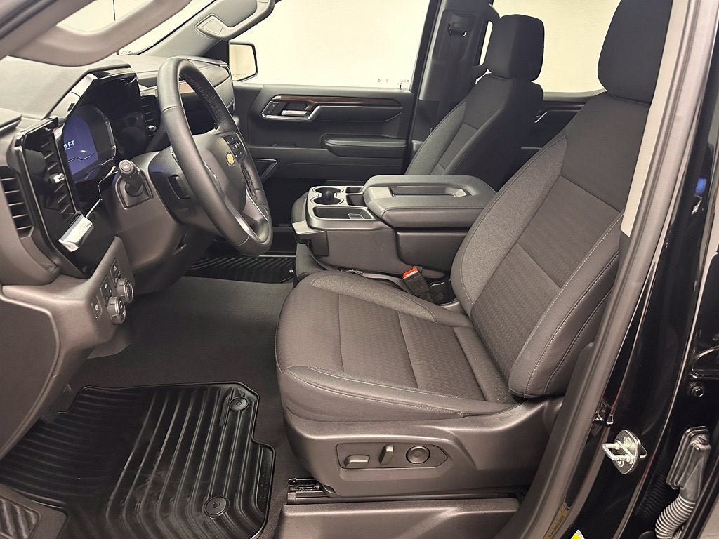 Used 2024 Chevrolet Silverado 1500 LT AWD/4WD image 16
