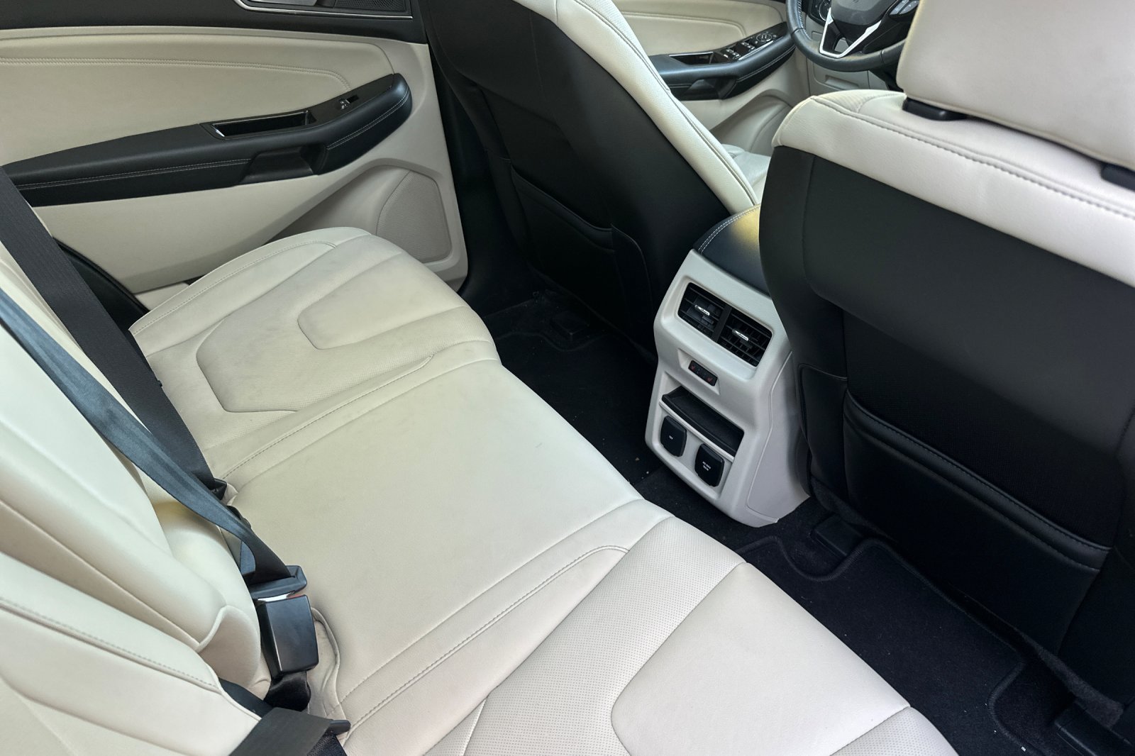 Used 2020 Ford Edge Titanium w/ Equipment Group 301A FWD image 17