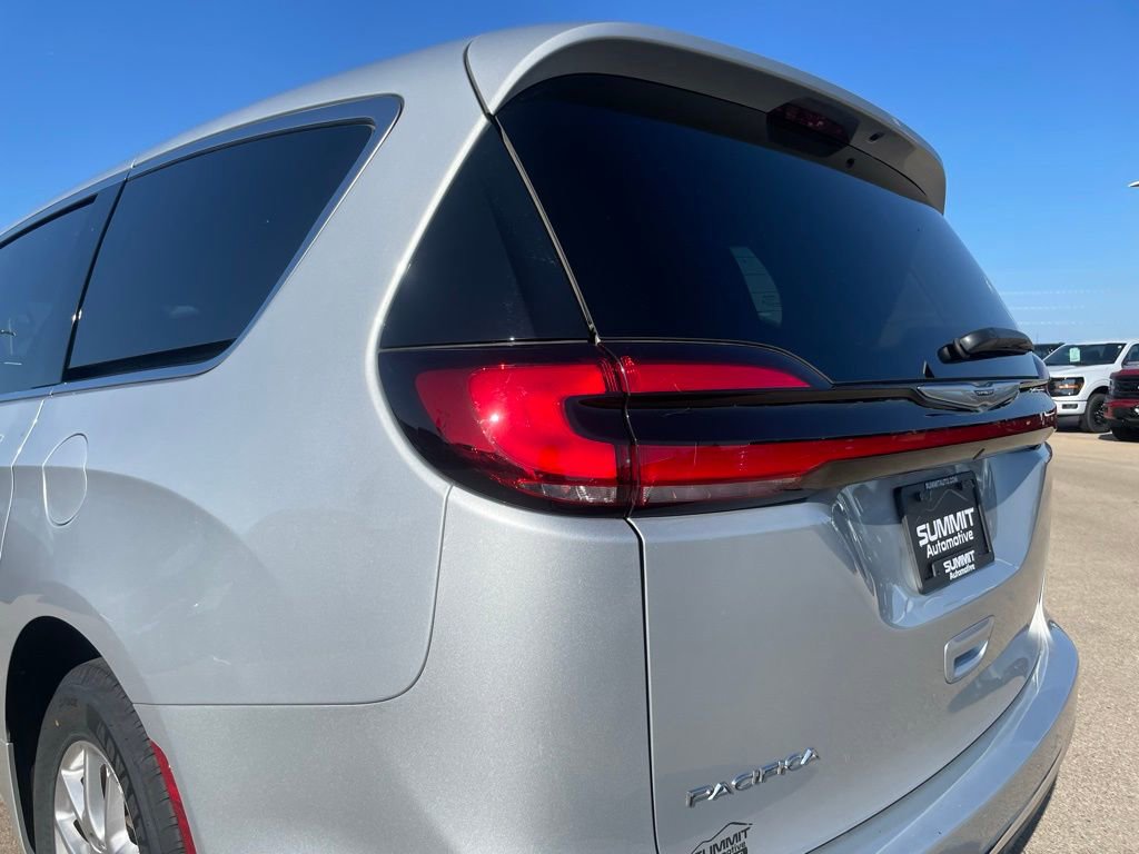 Used 2024 Chrysler Pacifica Touring-L image 30