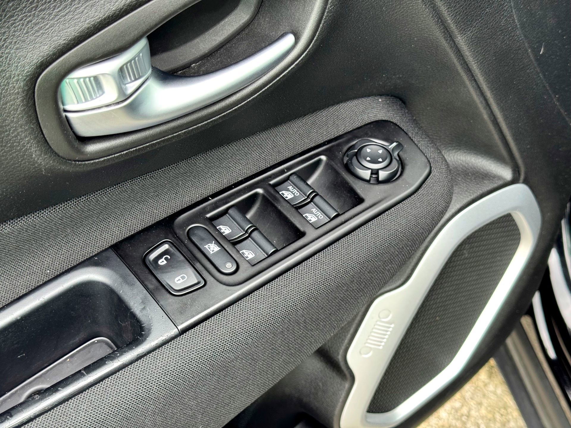 Used 2020 Jeep Renegade Latitude FWD image 14