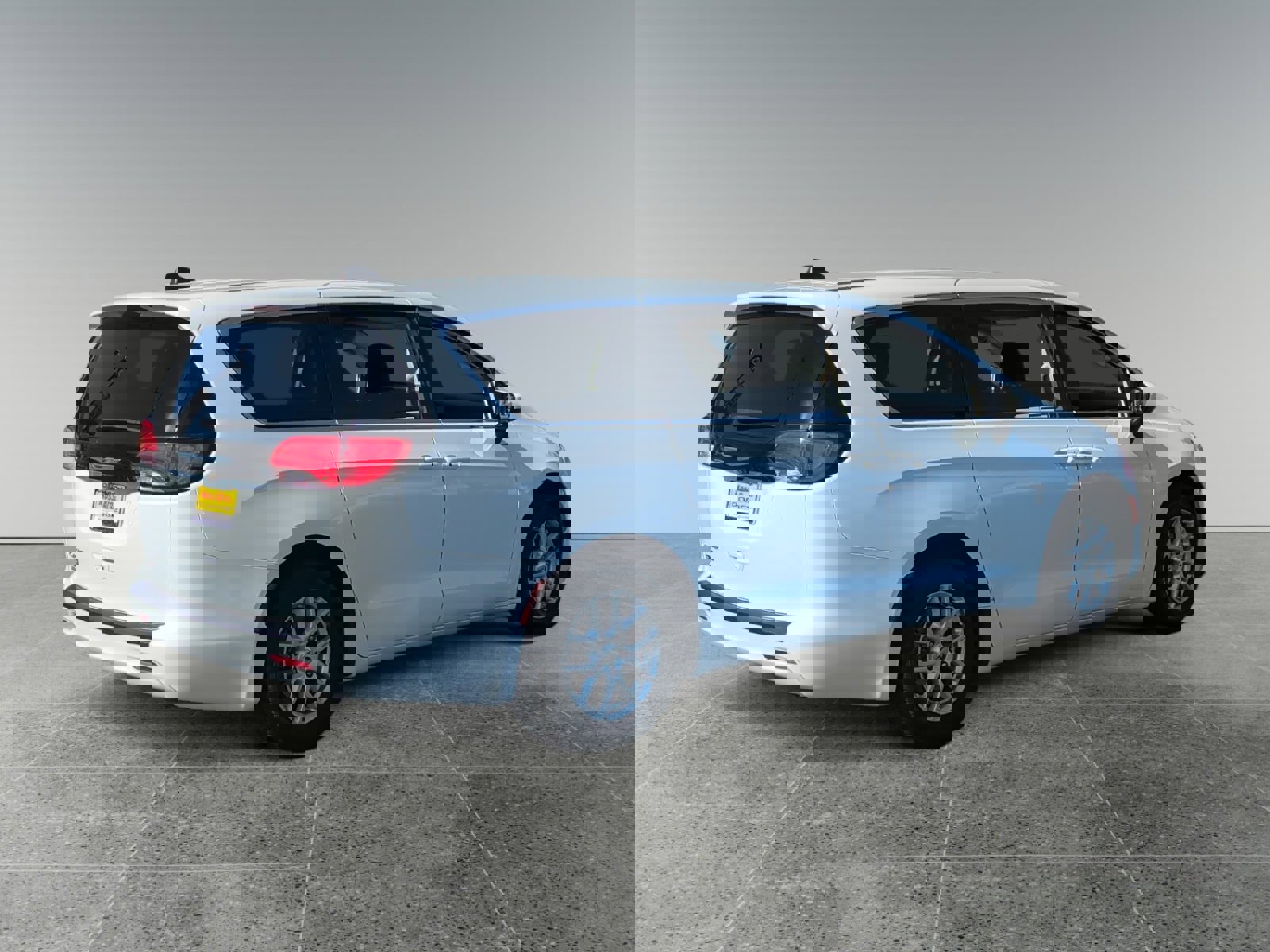 Used 2022 Chrysler Voyager LX image 5