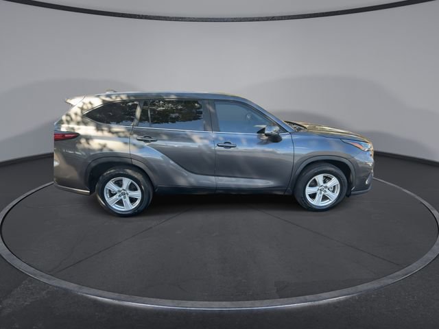 Used 2023 Toyota Highlander XLE image 3