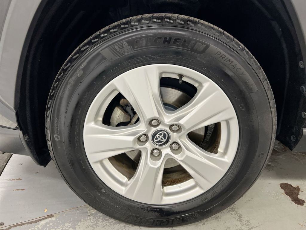 Used 2021 Toyota RAV4 XLE AWD/4WD image 21