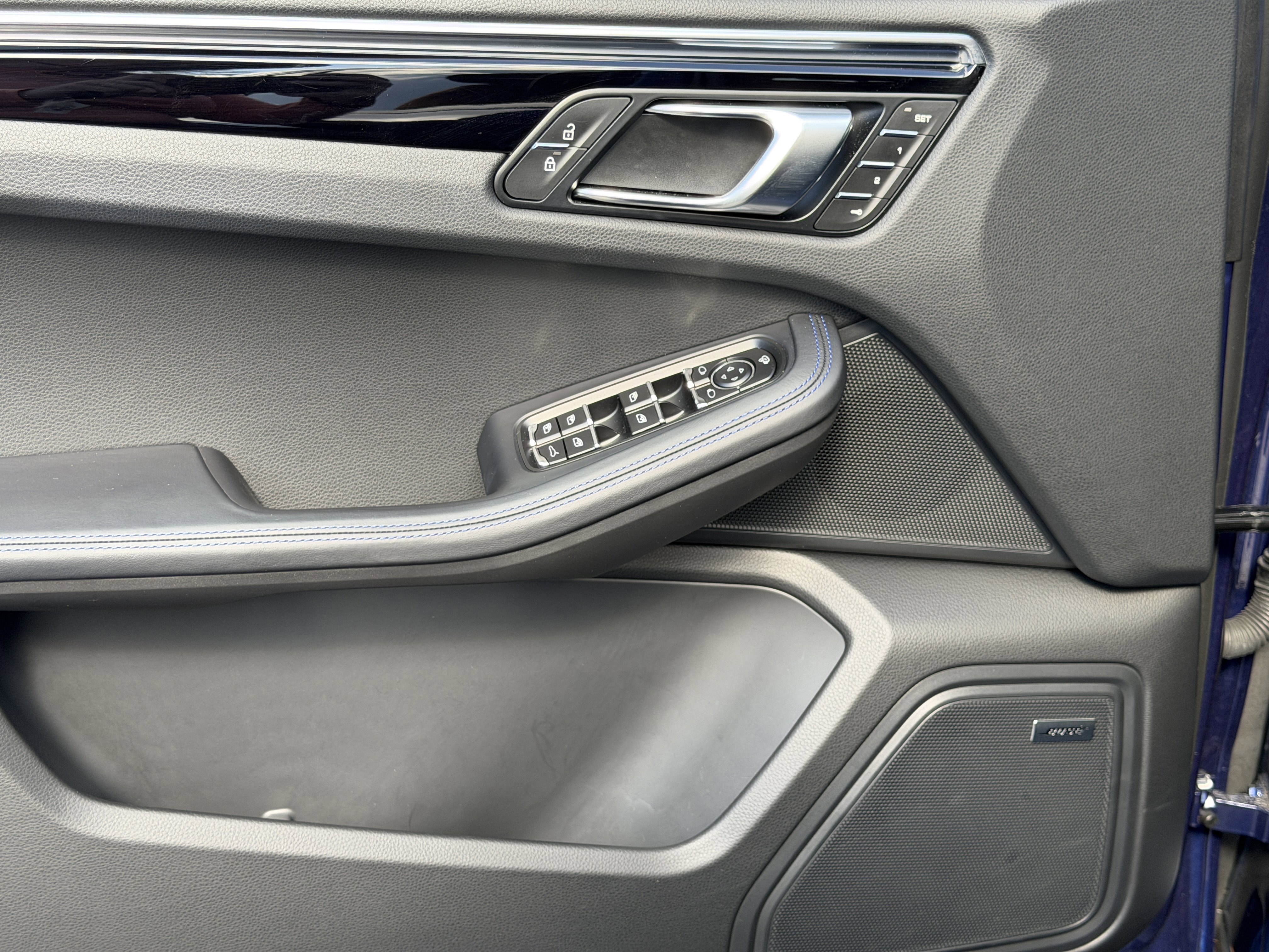 Certified 2025 Porsche Macan Turbo image 23