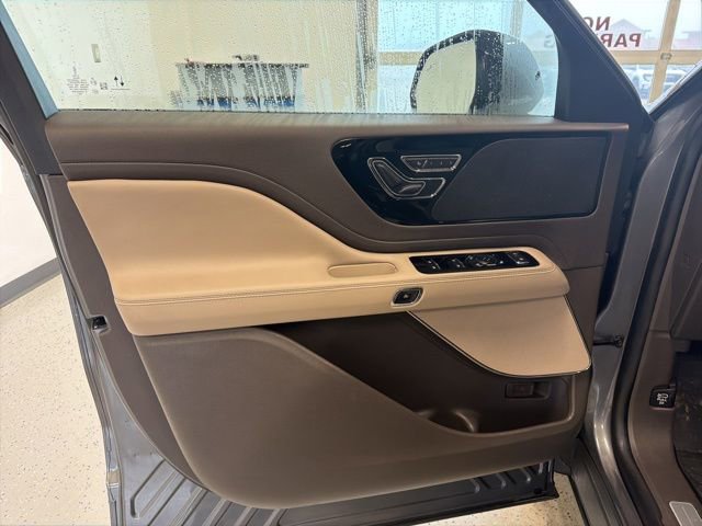 Used 2023 Lincoln Aviator AWD w/ Premium Package image 42