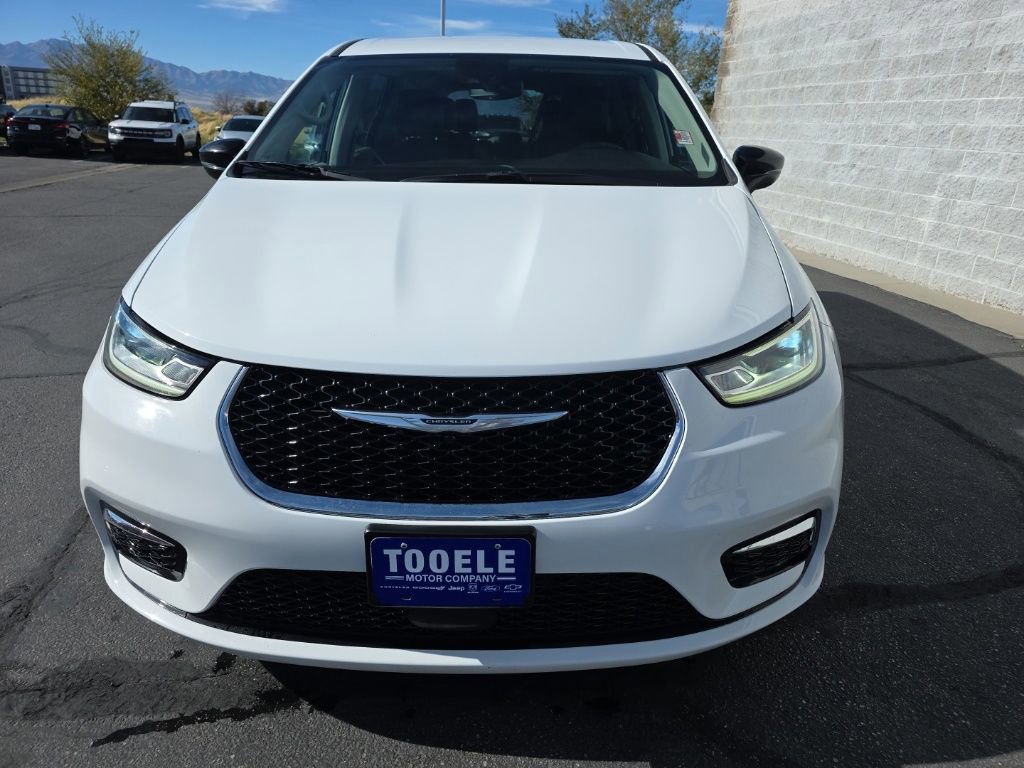 Used 2024 Chrysler Pacifica Touring-L image 9