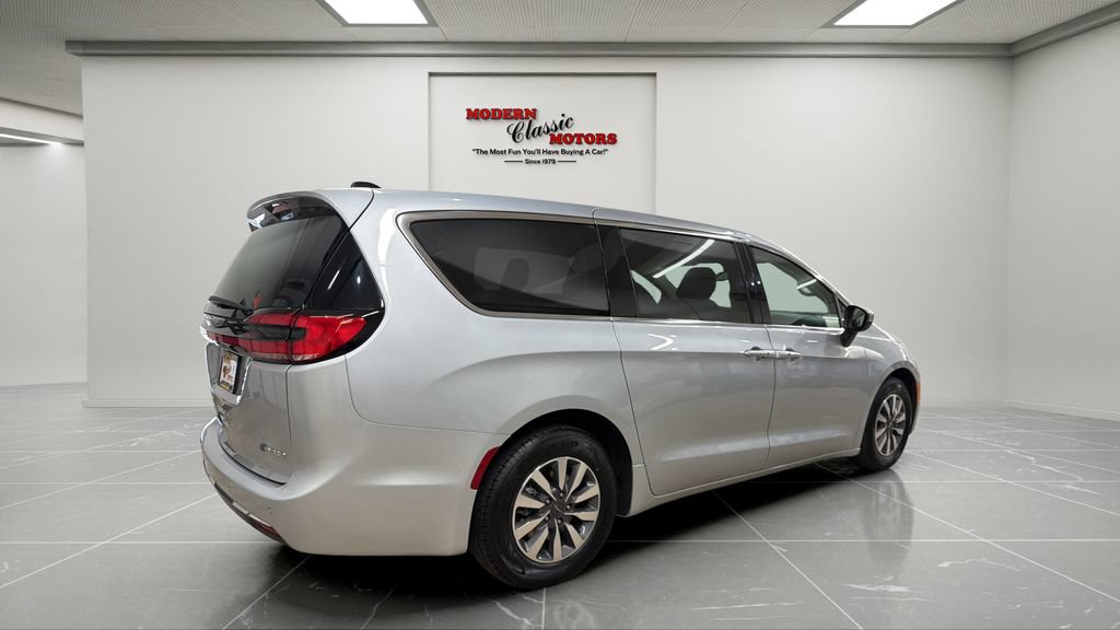 Used 2023 Chrysler Pacifica Touring-L FWD image 5