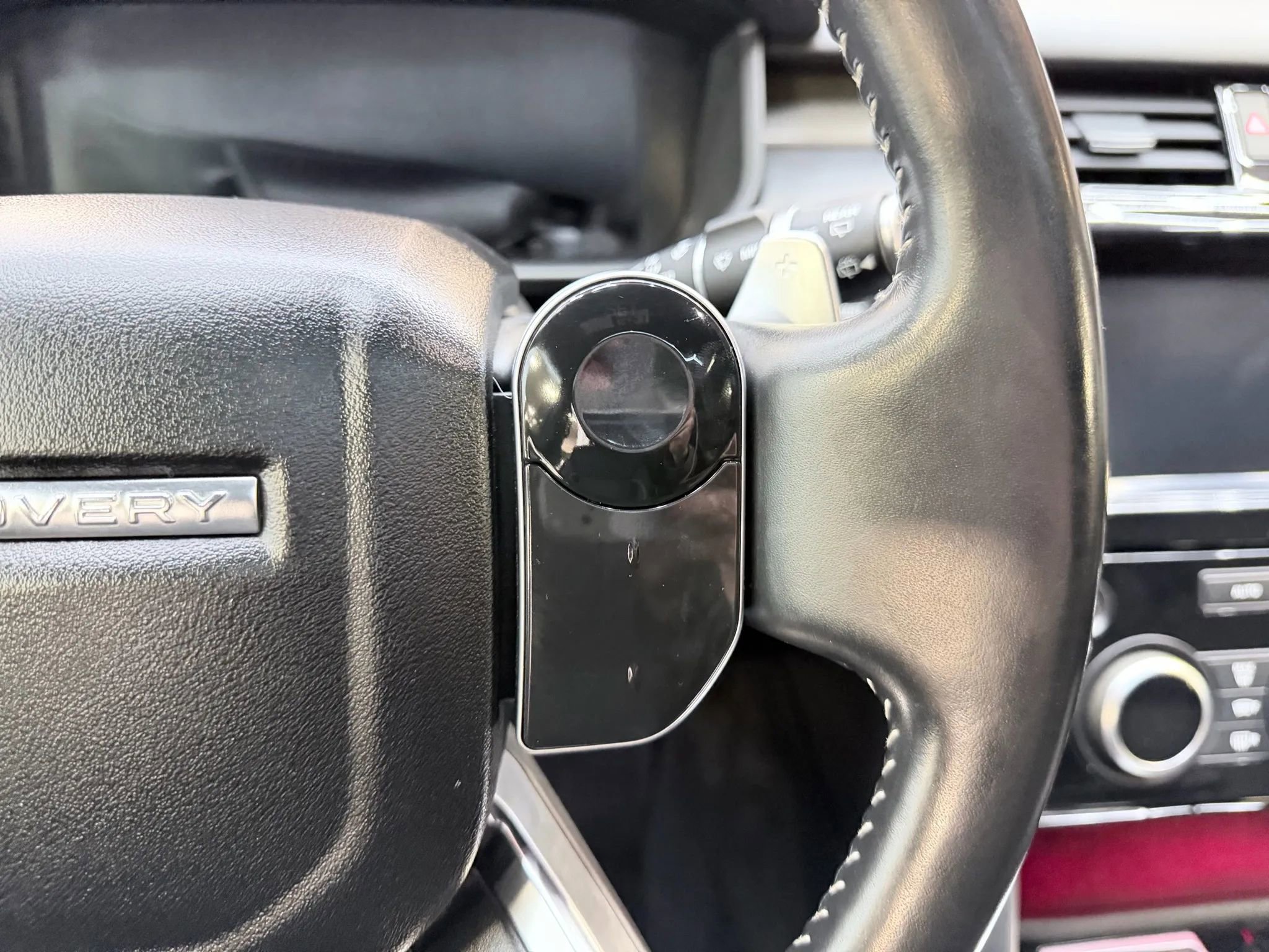 Used 2020 Land Rover Discovery HSE Luxury image 13