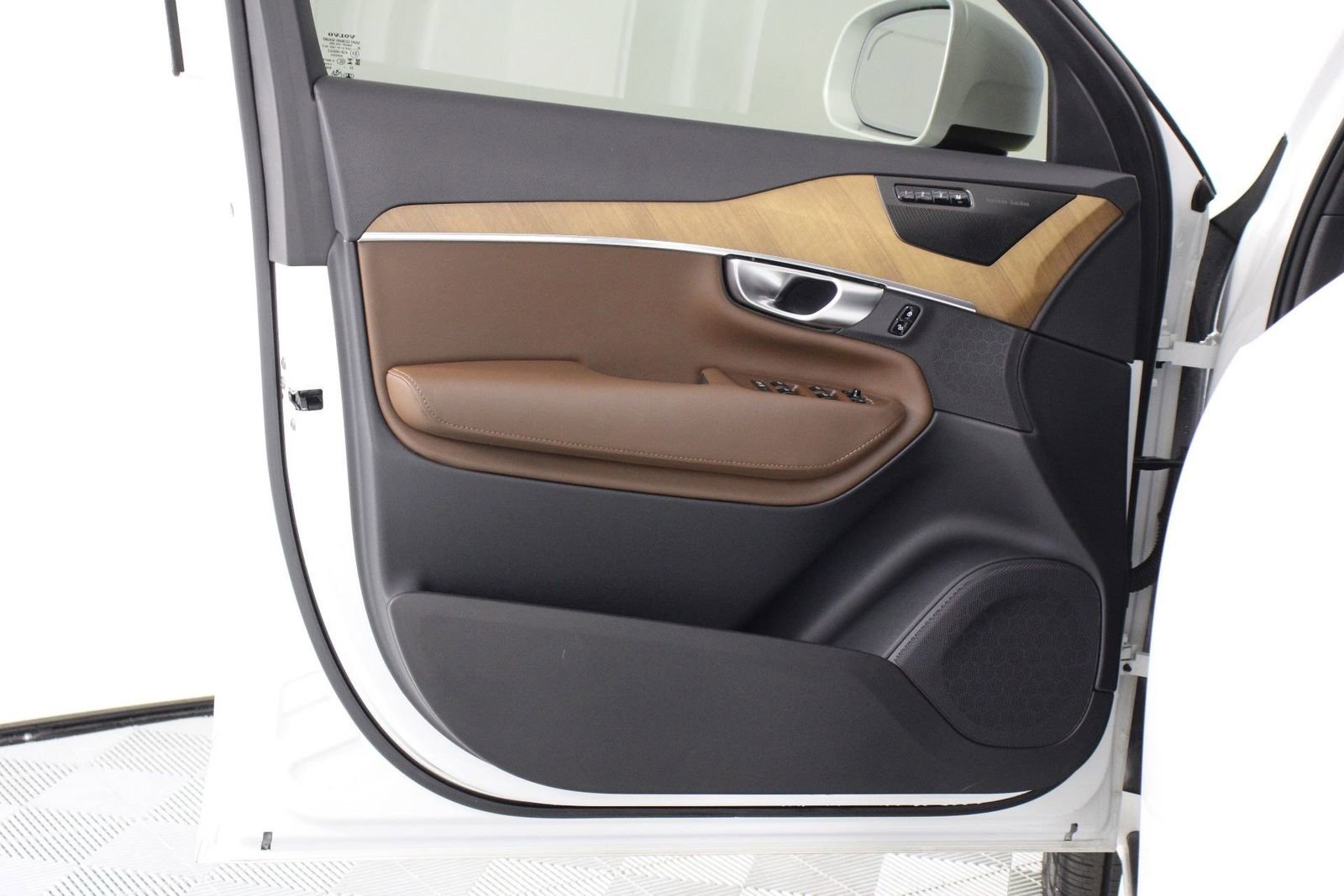 Certified 2024 Volvo XC90 T8 Plus AWD/4WD image 17