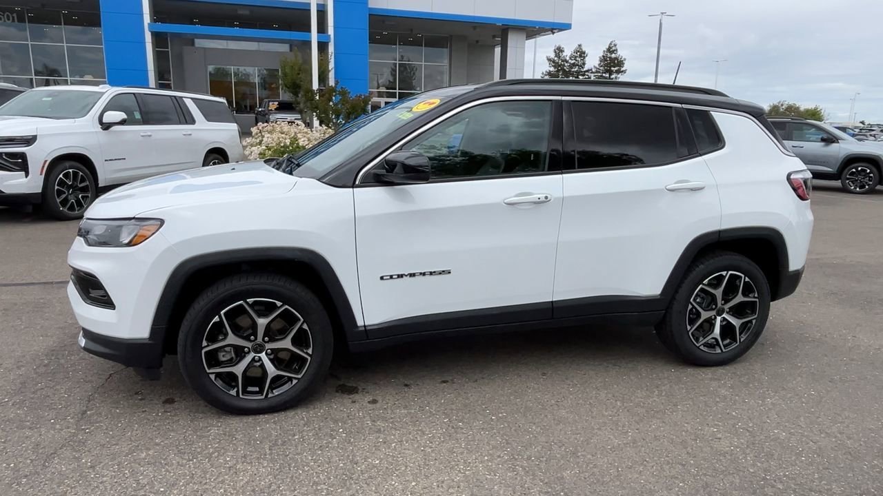 Used 2025 Jeep Compass Limited AWD/4WD image 3