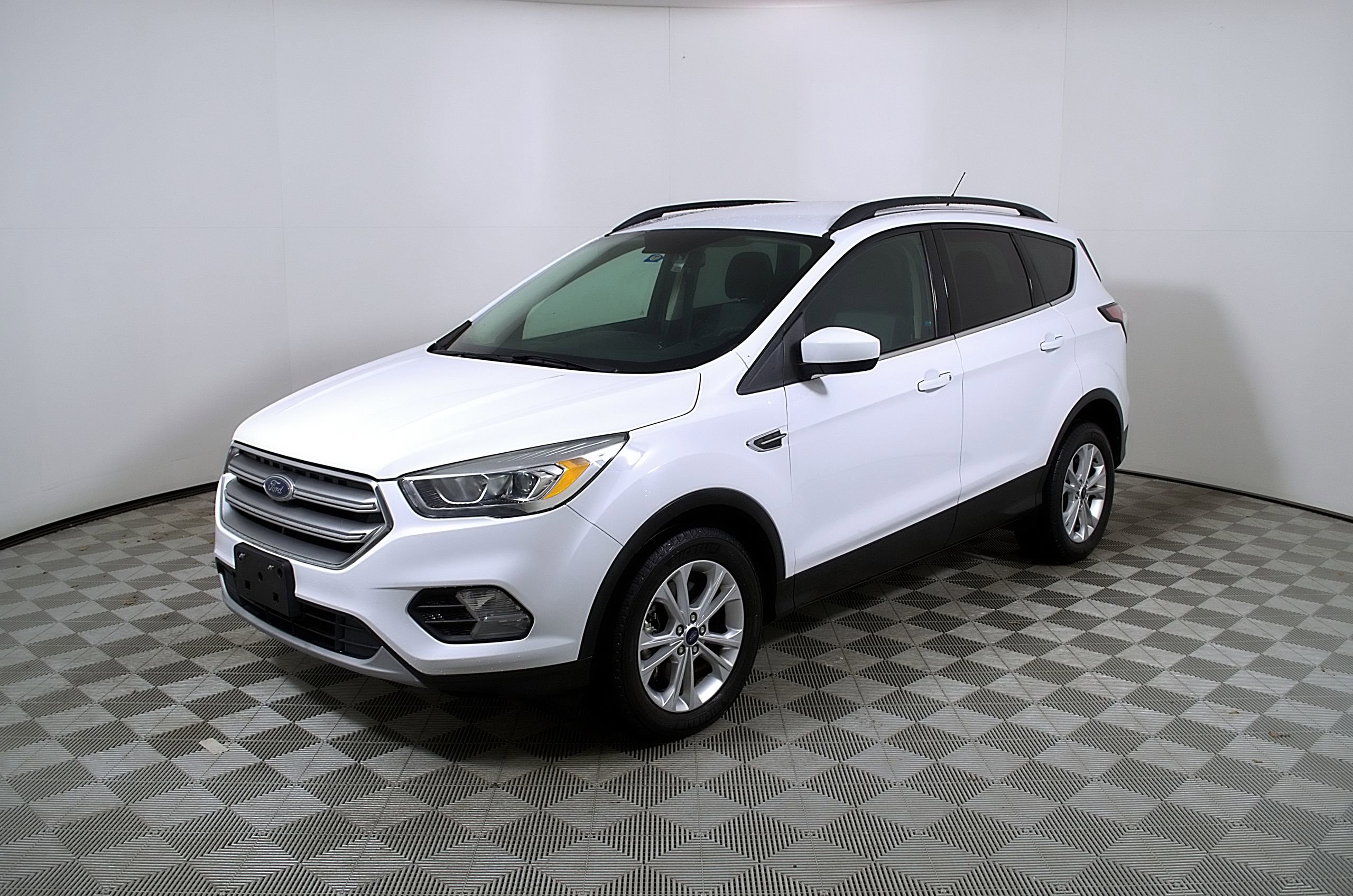 Used 2017 Ford Escape SE w/ Equipment Group 201A FWD image 3