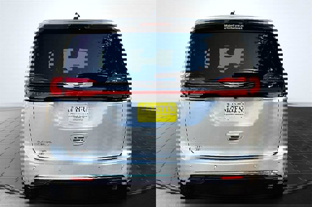 New 2026 Chrysler Pacifica Select image 4