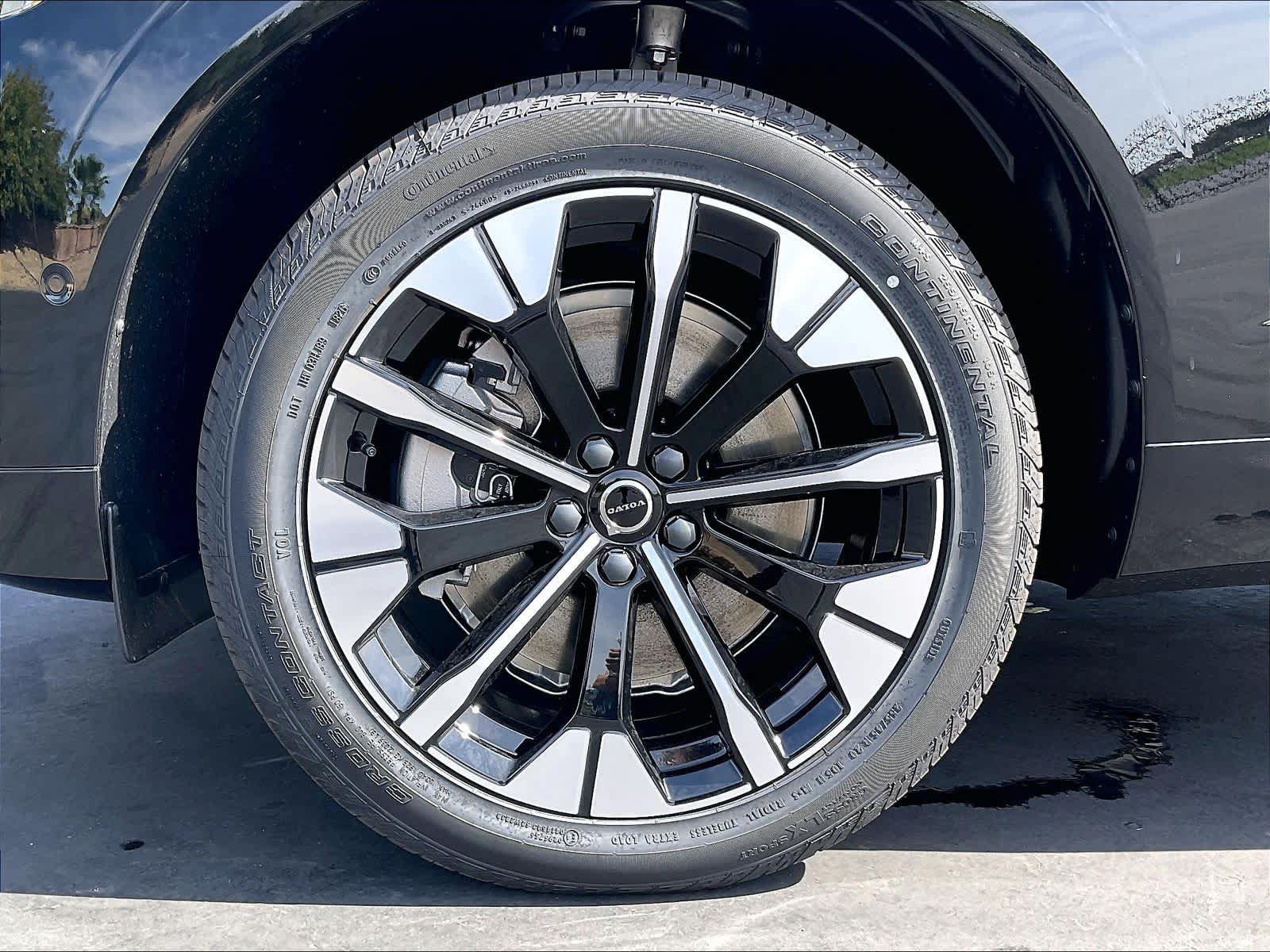 New 2027 Volvo XC60 T8 Plus AWD/4WD image 14