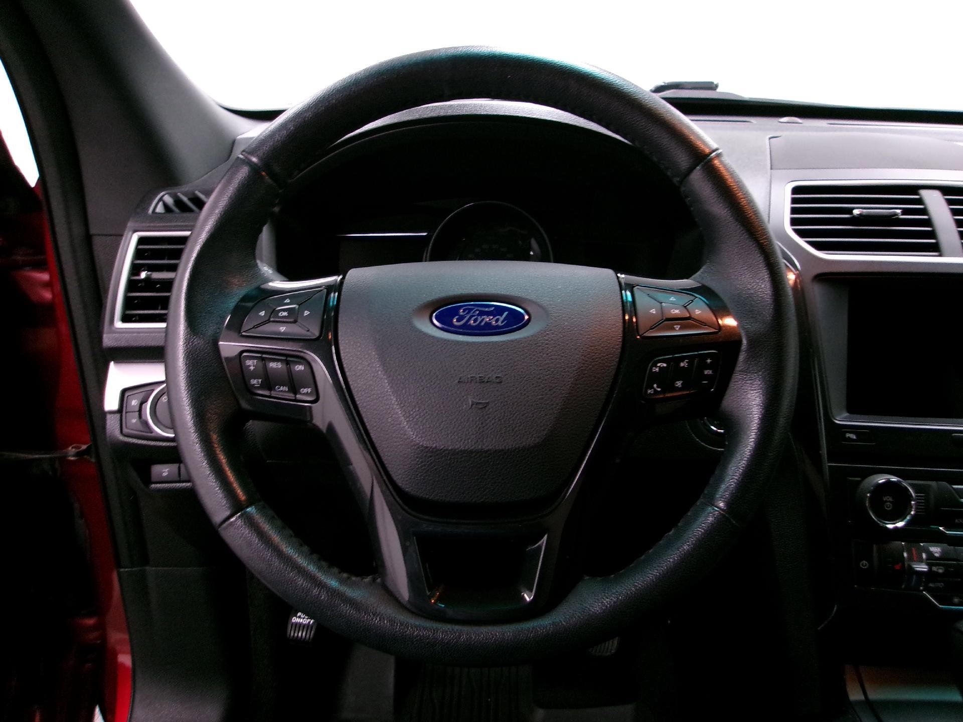 Used 2017 Ford Explorer XLT w/ Equipment Group 202A image 6