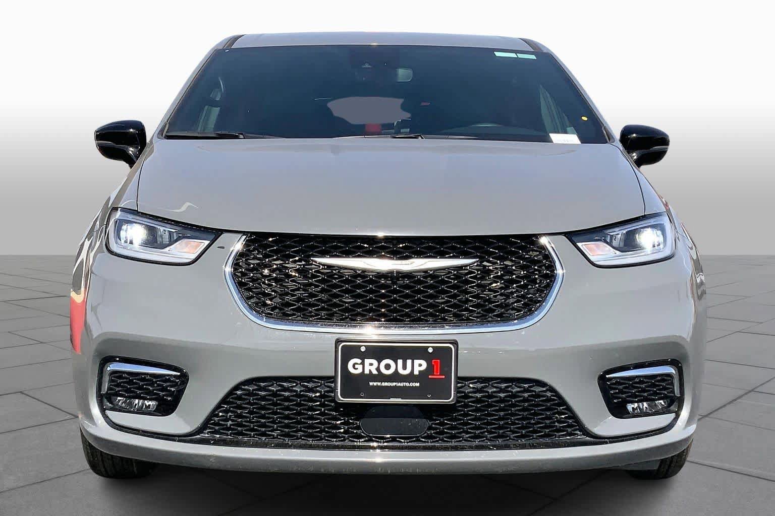 Used 2025 Chrysler Pacifica Select FWD image 4