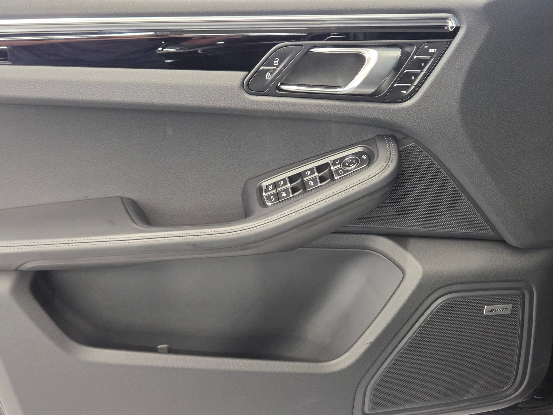 Certified 2025 Porsche Macan AWD/4WD image 14