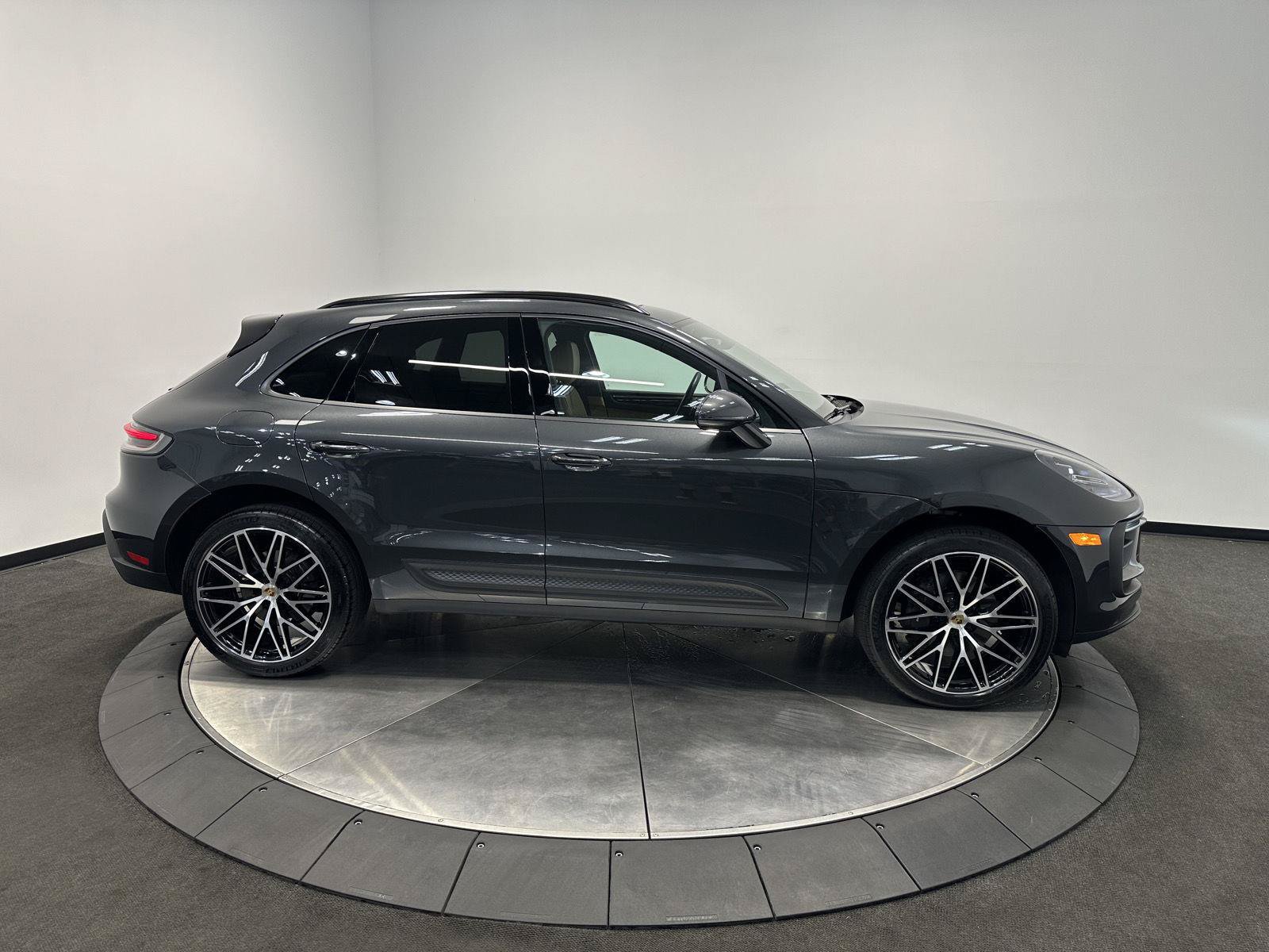 Used 2026 Porsche Macan AWD/4WD image 8