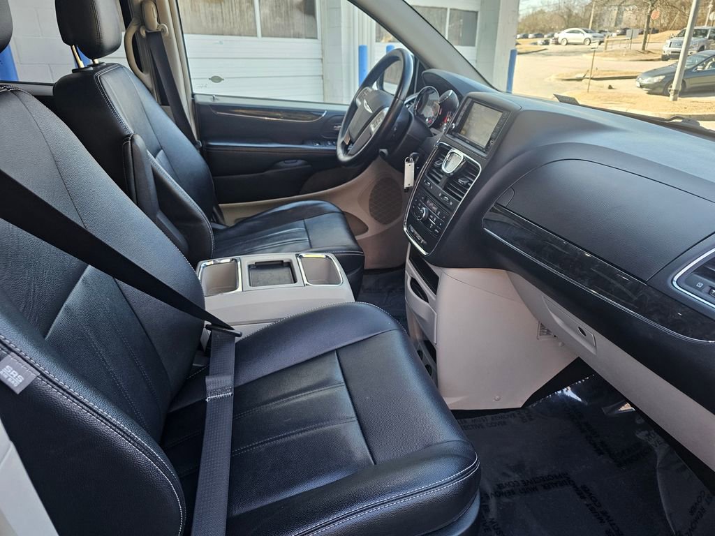 Used 2016 Chrysler Town & Country Touring image 22