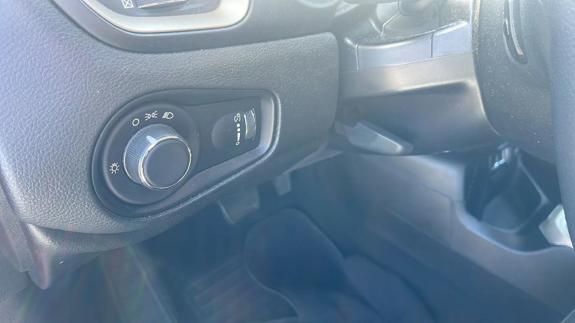 Used 2017 Jeep Renegade Sport w/ Power & Air Group image 19