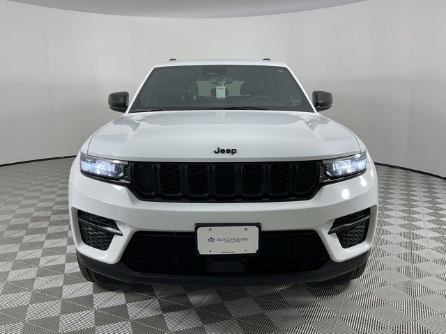 Used 2024 Jeep Grand Cherokee Altitude image 2